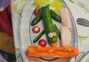 Warzywa ułożone w kształt krokodyla na srebrnej tacce