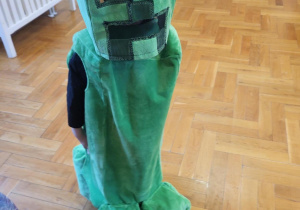 Dziecko w stroju zielonego ludzika minecraft