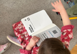 Dziewczynka trzymająca w ręku książke "Zbiór cywilny"