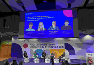 Panel dyskusyjny podczas New Education Forum w Warszawie – prelegenci rozmawiają o edukacji przyszłości, publiczność słucha wystąpień.