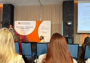 Uczestnicy konferencji Montessori słuchają wykładu „Siła spokoju – Montessori w świecie zmian” podczas XV Międzynarodowej Konferencji w Warszawie.
